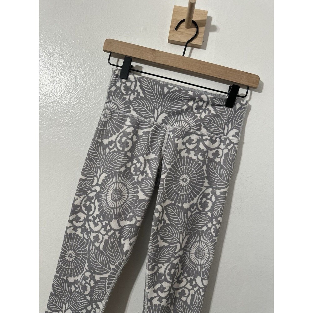 Lululemon Wunder Under Crop Beachy Floral White Fossil Pattern Grey Sz 4 Yoga
